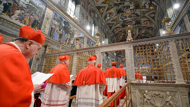 Cardenales ingresan a la Capilla Sixtina. (AP)