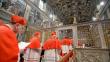Cardenales se aíslan en la Capilla Sixtina para la elección del Papa