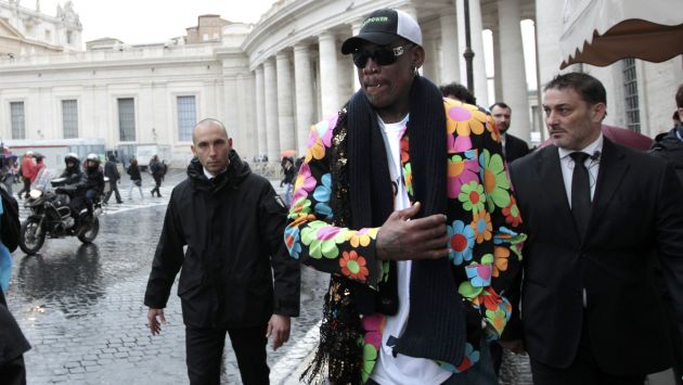 Rodman causó revuelo en la Plaza San Pedro de Roma. (Reuters)