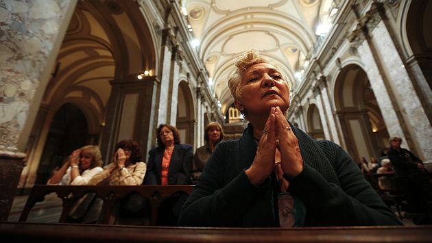 Una mujer reza en la Catedral de Buenos Aires.  (AP)