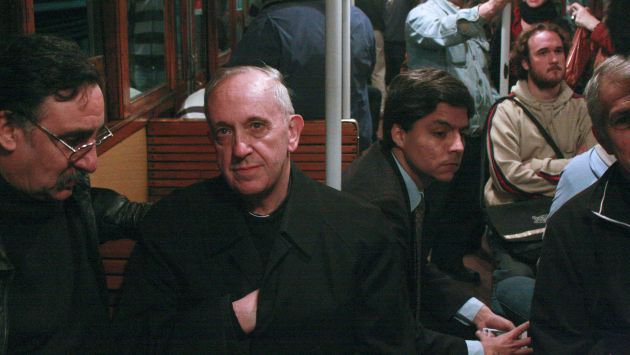 Bergoglio también se transportaba en buses en Buenos Aires. (AP)