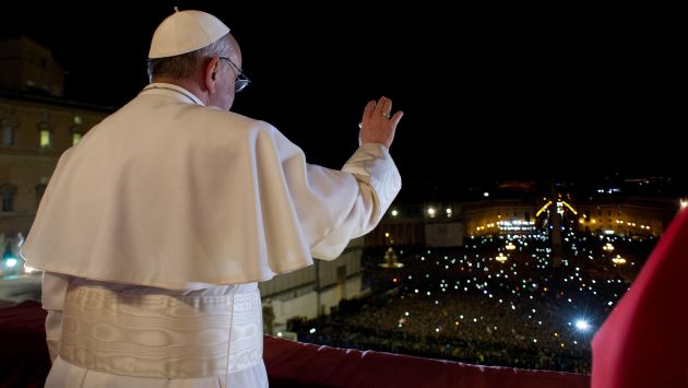 HABEMUS PAPAM. El cardenal argentino Jorge Mario Bergoglio en su primer saludo como el papa Francisco. (AP)