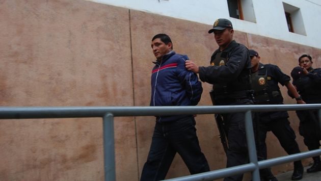 Detenido. El vacado alcalde Julio Blas Rímac fue trasladado enmarrocado a la comisaría de Huari. (Magno Nava)