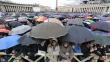 FOTOS: Fieles esperan al nuevo Papa bajo una intensa lluvia