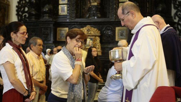 LE PUSO FE. Villarán fue temprano a misa y se encomendó a todos los santos antes de ir a votar. (David Vexelman)