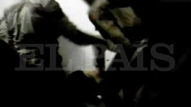 Soldados patean a prisionero. (Imagen de TV)