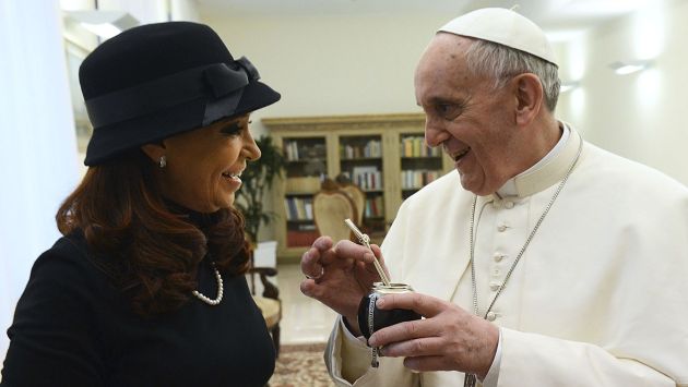 Presidenta argentina olvidó diferencias con Jorge Bergoglio y le regaló un mate artesanal y un poncho de vicuña. (Reuters)