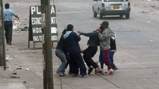 TIERRA DE NADIE. Pese a que la delincuencia campea en las calles de Lima, ahora hay menos policías. (USI)