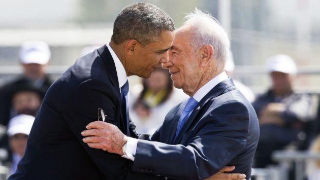 Barack Obama abraza a Shimon Peres. (Reuters)