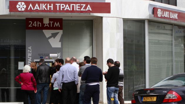 Chipriotas siguen haciendo colas en los cajeros para retirar su dinero. (AP)