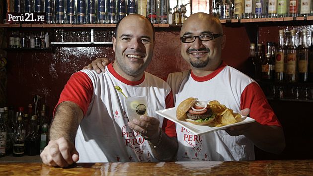 Ricardo e Israel, el dúo que está a cargo del Pisco Bar. (Perú21)