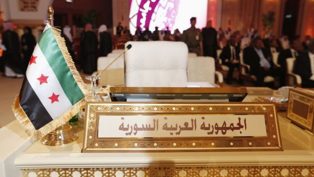 La bandera de la oposición en el asiento oficial de Siria en la cumbre. (Reuters)