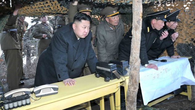 Líder norcoreano Kim Jong-Un inspecciona ejercicios militares. (Reuters)