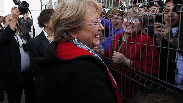 Bachelet fue recibida por un grupo de mujeres en el aeropuerto de Santiago. (AP)