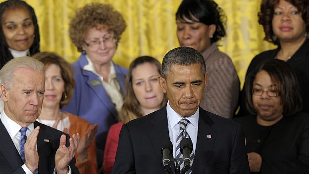 Obama declarado junto a madres que perdieron a sus hijos en tiroteos. (AP)