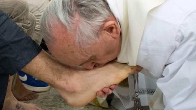 HISTÓRICO. Por primera vez, un Papa besó los pies de fieles –incluidas dos mujeres– y no de curas. (AP)