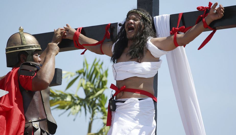 Ruben Enaje, de 52 años, personifica a Jesús crucificado. (AP)