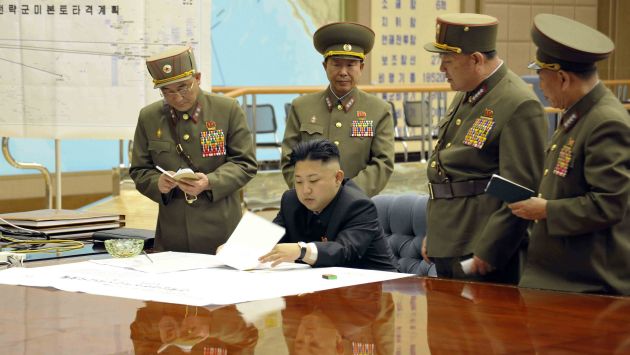 Inquietante. Kim Jong-un en centro de comando de misiles, en el que se ven los blancos en EE.UU. (Reuters)