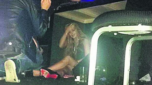 Lindsay bajo la mesa de un DJ. (Daily Mail)
