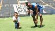 Jugadores de Alianza Lima alegran a niño en Semana Santa