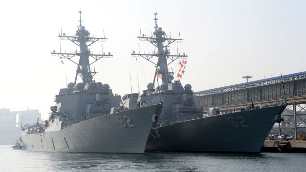 El USS Fitzgerald es el que está a la derecha. (Reuters)