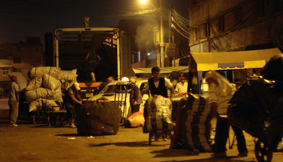 Hasta altas horas de la noche de ayer, los comerciantes de La Parada se preparaban para el ingreso de los camiones y el reinicio de las actividades mayoristas. (David Vexelman)