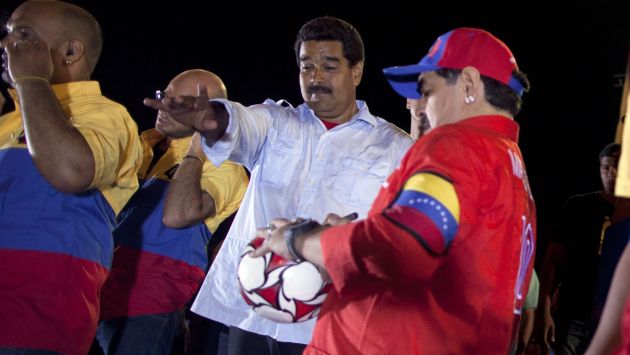Exfutbolista estuvo en escenario con Maduro. (AP)