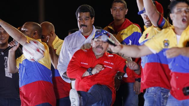 a lo grande. El astro del fútbol Diego Maradona estuvo en el cierre de campaña de Maduro. (AP)