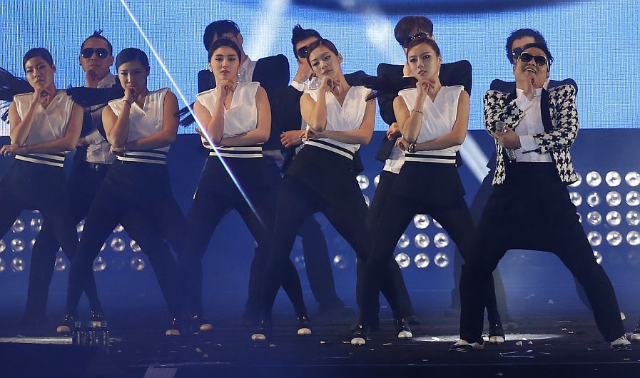 El rapero interpretó en público por primera vez ‘Gentleman’, single que sale  después del éxito mundial del ‘Gangnam Style’. (AP)