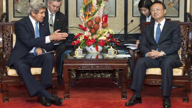John Kerry y Yang Jiechi en diálogo con la prensa. (AFP)