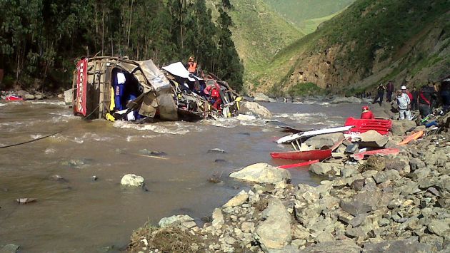 Tragedia en Otuzco. El vehículo quedó totalmente destrozado a orillas del río Moche. (Alan Benites/USI)