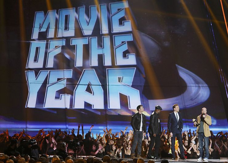 El director Joss Whedon y los actores de ‘The Avengers’ festejan que la cinta haya sido escogida la película del año. (Reuters)
