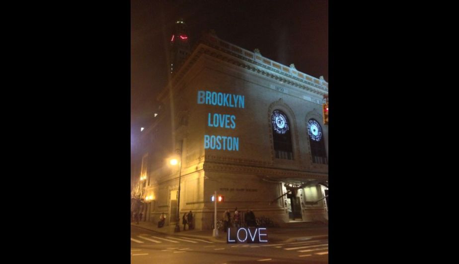 La Academia de Música de Brooklyn proyectó este mensaje. (Foto: Imgur.com)