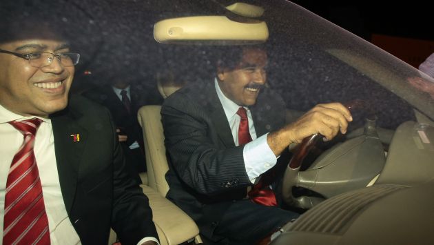 Maduro llegó a Lima y él mismo condujo hasta Palacio de Gobierno, en donde lo esperaban para respaldarlo. (David Vexelman)
