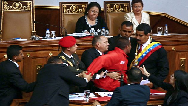 Momentos de tensión se vivieron en el Congreso venezolano. (AFP)