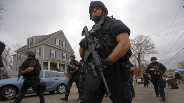 Gran operativo. Más de 9 mil policías buscaron casa por casa a chechenos sospechosos de atentados en maratón de Boston. (Reuters