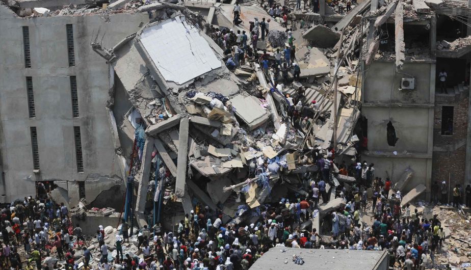 Había unas 2,000 personas en el edificio cuando las plantas superiores se derrumbaron una sobre otra. (AFP)
