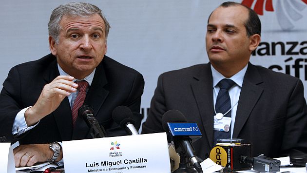Castilla junto su par de Chile, Felipe Larraín, en el WEF Latam. (AFP)