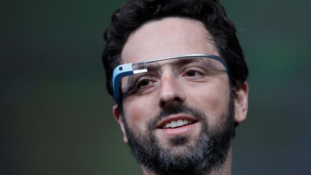 Sergey Brin, cofundador de Google, usando un prototipo del dispositivo. (Internet)