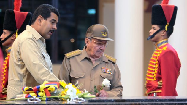 Sigue alianza. Nicolás Maduro continúa el legado de Chávez y fortalece cooperación con los Castro. (AP)