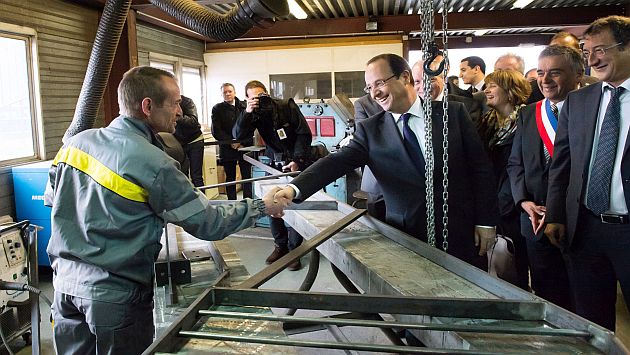 El presidente de Francia visita una fábrica de obras públicas. (EFE)