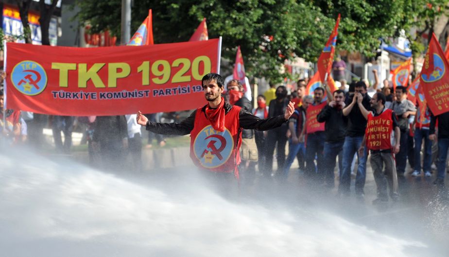 En Estambul, los disturbios dejaron decenas de heridos y 20 detenidos durante la marcha del 1 de Mayo. (AFP)