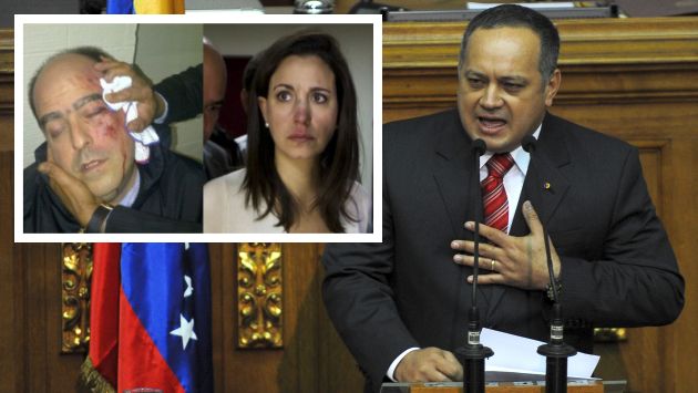 Los legisladores Julio Borges y María Corina Machado con los rostros golpeados. (AFP)