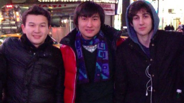 Azamat Tazhayakov (izq.) y Dias Kadyrbayev junto a Dzhokhar Tsarnaev. (AP)