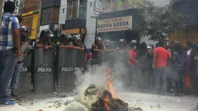 Comerciantes quemaron retazos de tela en señal de protesta. (César Martínez)