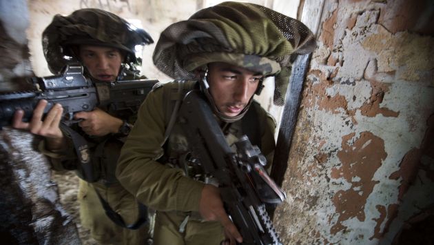PREPARADOS. Soldados israelíes realizan ejercicios militares en los Altos del Golán, cerca a Siria. (AFP)