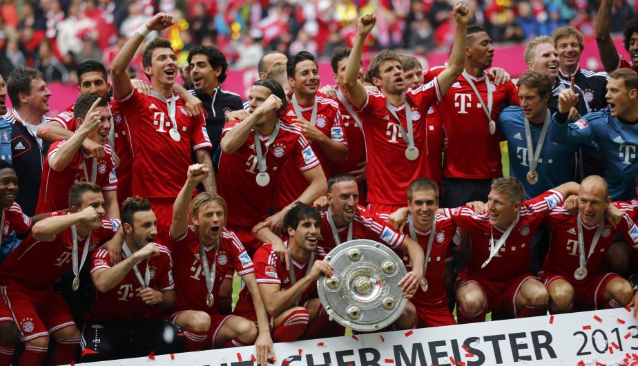 Claudio Pizarro celebró con todo el plantel del Bayern Munich. (Reuters)