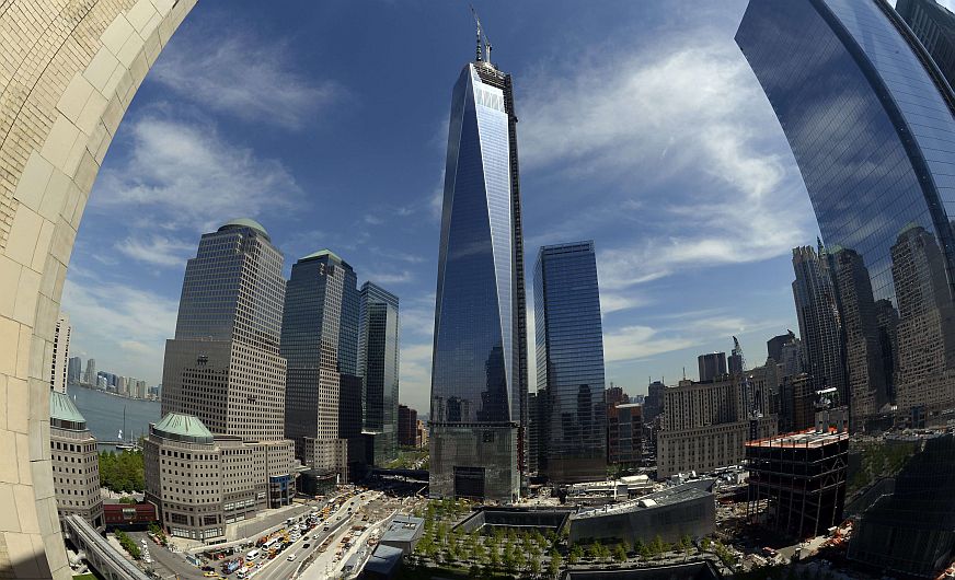 El edificio ‘One World Trade Center’ de Nueva York se ha convertido en la torre más alta del mundo occidental con la colocación ayer de su última pieza. (AFP)
