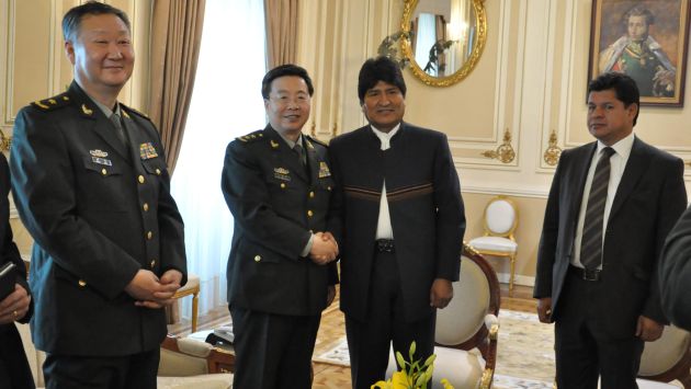Wang Guanzhong estrecha la mano de Evo Morales. (EFE)