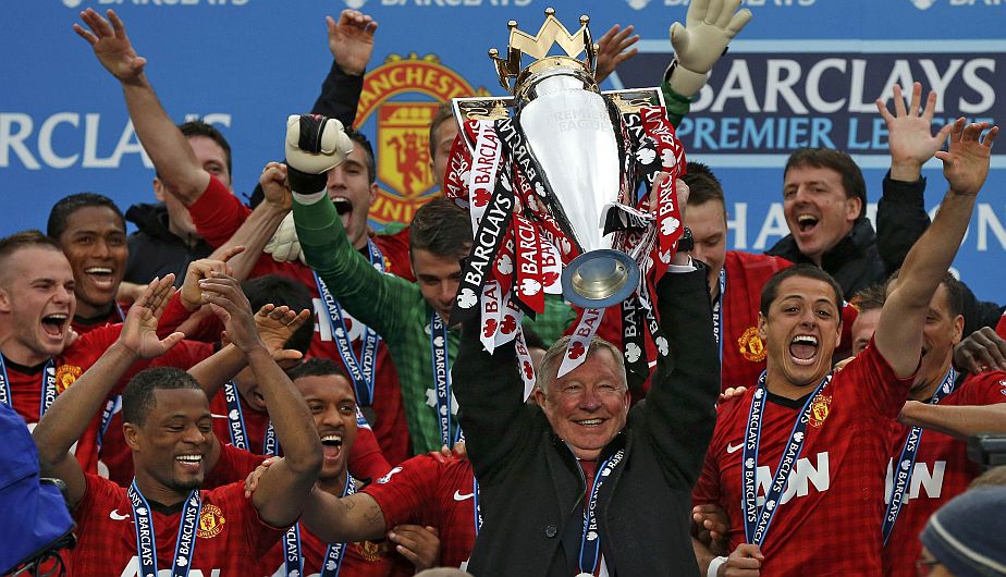 Sir Alex Ferguson se fue levantando la copa de la Liga y ganando 2-1 al Swansea. (Reuters)